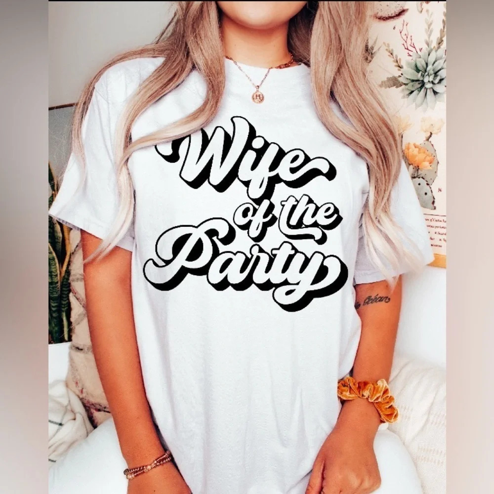 Wife of the Party Bridal party graphic tee size Large